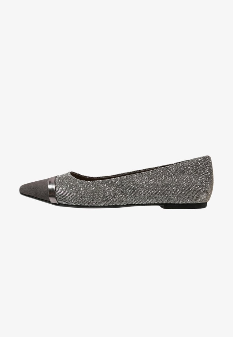 Ballerine à bout pointu avec un dessus en textile gris présentant une finition texturée. Accent métallique argenté au niveau du bout. Semelle plate.