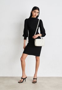 Calvin Klein RE LOCK QUILT CAMERA BAG - Borsa a tracolla - dark ecru