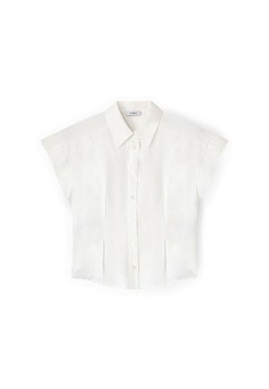 Blusa blanca de manga corta con botones, cuello puntiagudo y detalles sutiles en las costuras, mostrada plana sobre un fondo blanco.