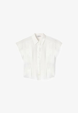 Blusa blanca de manga corta con botones, cuello puntiagudo y detalles sutiles en las costuras, mostrada plana sobre un fondo blanco.