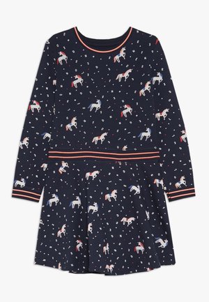 Langärmliges Kleid aus navyfarbenem Stoff mit einem Einhornmuster und verstreuten Buchstaben, mit einem kontrastierenden gestreiften Taillenbund und Bündchen.