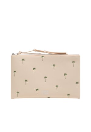 Clutch rectangular beige con pequeños patrones de palmeras verdes y una correa de muñeca unida al cierre.
