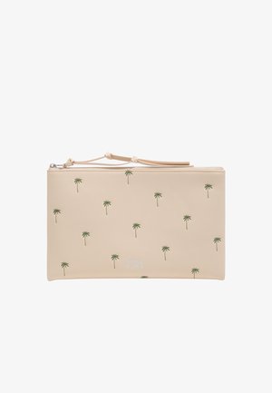 Clutch rectangular beige con pequeños patrones de palmeras verdes y una correa de muñeca unida al cierre.