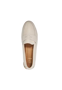 Witte leren loafer met een getextureerde afwerking, instapontwerp, ronde neus en een decoratieve band aan de voorkant. Bruine inlegzool.