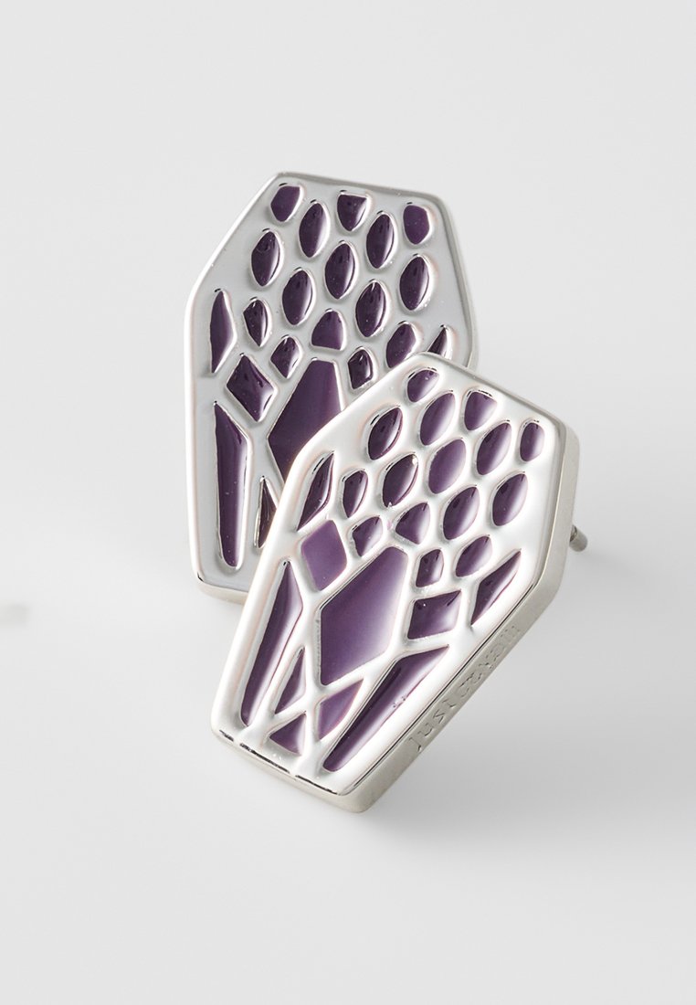 Srebrne sześciokątne kolczyki z fioletowymi emaliowanymi geometrycznymi wzorami, prezentowane na białym tle.