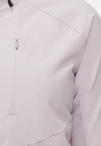 Ljuslila, polyesterjacka med en slät textur, med blixtlås och diagonala sömmar för en figurnära design.