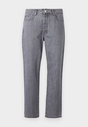 Jeans de mezclilla gris con un diseño de pierna recta, cinco bolsillos, cierre de botón y un sutil efecto de arrugas en la textura de la tela.