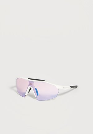 Occhiali da sole sportivi bianchi con grandi lenti a scudo sfumate in rosa e aste nere gommate posati su una superficie bianca.