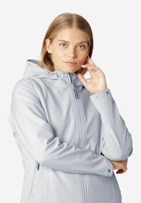 Lichtgrijze hoodie met rits, met een gladde textuur, zijzakken en drukknoopsluitingen bij de mouwen.