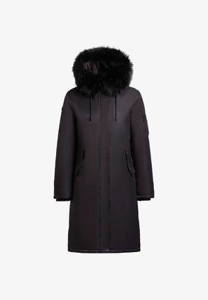 Černý dlouhý péřový kabát s odnímatelnou kapucí podšitou kožešinou, předním zipem, dvěma bočními kapsami a dalším kapsou na levém rukávu.