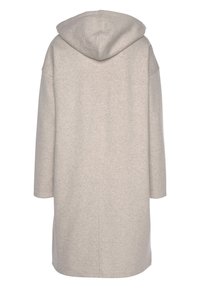 Sudadera larga de color gris claro, con textura suave y ajuste holgado, que cuenta con capucha, mangas anchas y un diseño de espalda sin costuras.