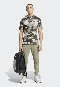 adidas Performance TRAIN ESSENTIALS CAMO ALLOVER - T-Shirt sport - silver pebble