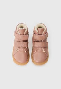 Botines de charol rosa para toddlers con dos correas ajustables de Velcro, forro interior suave, suela de goma y diseño de punta redonda.
