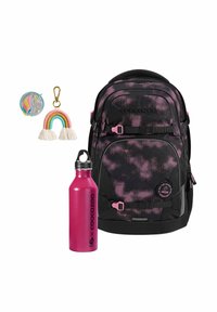 Rucksack mit schwarz-rosa gepunktetem Design, ausgestattet mit mehreren Taschen; enthält eine rosa Wasserflasche und einen bunten Schlüsselanhänger mit einem Regenbogenakzent.