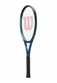 Raquette de tennis avec grip noir, cadre bleu métallique, cordes blanches et logo rouge "W" centré sur les cordes.