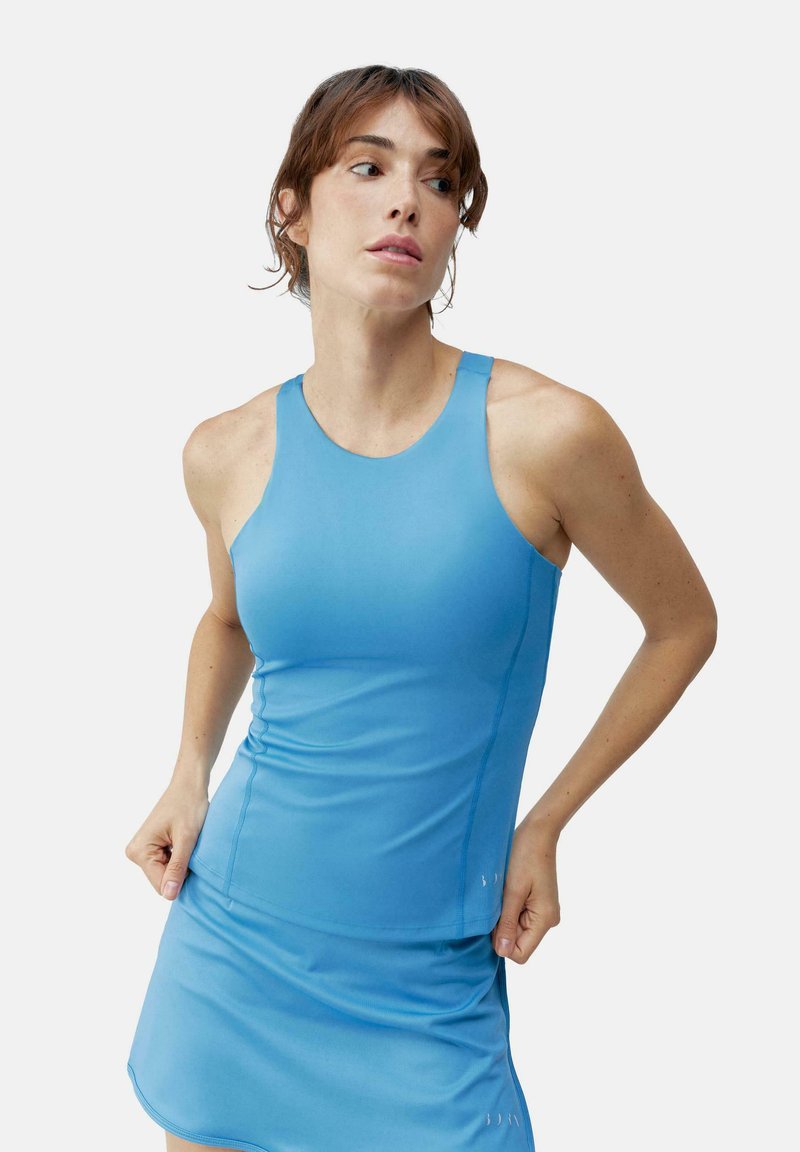Lichtblauw sportieve tanktop met een ronde hals en racerback ontwerp, gecombineerd met een bijpassende rok. Gemaakt van een gladde, rekbare stof.