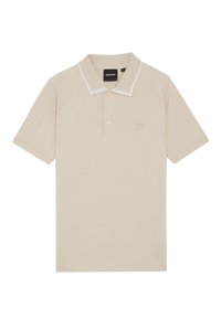 Polo beige, maniche corte, colletto a coste con bordatura bianca, chiusura a tre bottoni, logo ricamato sul lato sinistro del petto, materiale in cotone.