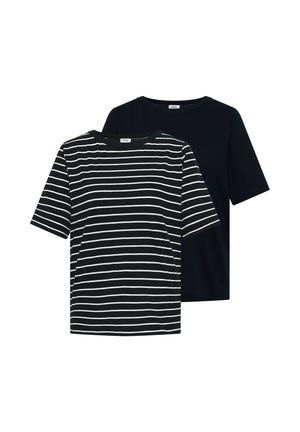 Deux t-shirts à manches courtes et col rond, un noir à rayures horizontales blanches, un noir uni, tous deux posés à plat et superposés.