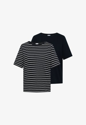 Twee T-shirts met korte mouwen en een ronde hals, één zwart met witte horizontale strepen, één effen zwart, beide plat liggend en overlappend.