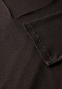 Tmavě hnědé tričko s designem do V, krátkými rukávy, hladkou texturou a viditelnými stehy podél švů.