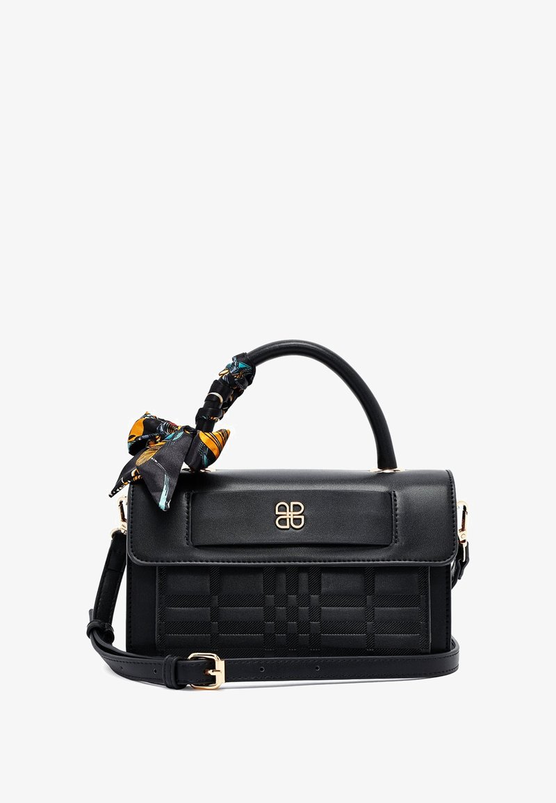 Czarna skórzana torebka na ramię o plecionej strukturze, z górnym uchwytem i odpinanym paskiem. Posiada dekoracyjną chustę w wzory związaną na uchwycie.