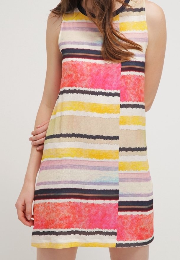 Ärmlös klänning med flerfärgade horisontella ränder i rosa, gult och svart. Tillverkad av lättviktsmaterial med en jämn yta.