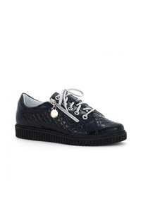 Sneakers blu navy con finitura in vernice trapuntata, lacci argentati, cerniera laterale e dettaglio a forma di charm sui lacci; suola nera testurizzata.