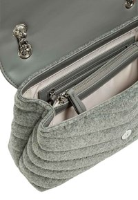 Borsa a mano in feltro grigio con texture trapuntata, dettagli in metallo argentato e tasche interne con cerniera; presenta una patta liscia in pelle grigia e chiusura con bottone.