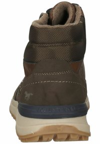 Sneaker alte marroni con tomaia in tessuto testurizzato, dettagli in pelle, colletto imbottito e suola in gomma con un logo blu.