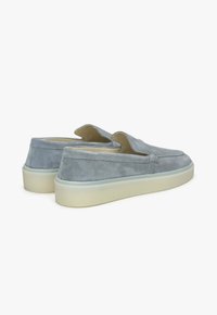 Lichtblauwe suède instap schoenen met een gevoerde kraag, crèmekleurige rubberen zool en minimale stikdetails.