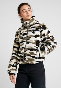 Urban Classics - LADIES CAMO SHERPA JACKET - Talvitakki - wood Pienoiskuva 1