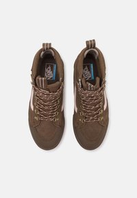Zapatillas altas de ante marrón con acentos rosas, ojales metálicos y cordones estampados. Cuenta con una plantilla acolchada para mayor comodidad.