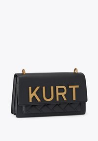 Sac à main en cuir noir avec lettrage doré "KURT", texture matelassée sur le rabat avant, et design structuré avec deux anneaux supérieurs.