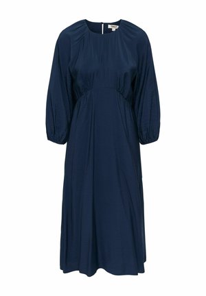 Temno modra midi obleka z okroglim izrezom, nabranimi dolgimi rokavi, oprijetim pasom in tekočo krilno linijo A-oblike.
