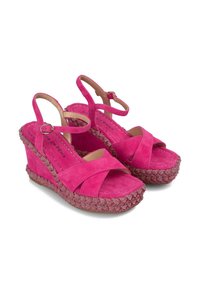 Roze suède wedge sandalen met gekruiste banden, een gestructureerde gevlochten hak en enkelband. Soepele binnenvoering met merknnaam erin gedrukt.