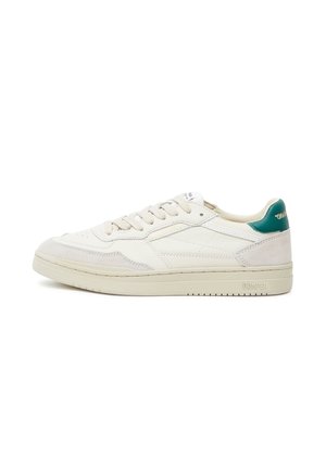 Hvid lavtop sneaker med snørebånd, beige sål og grøn hælfane med mærket tekst, vist fra ydersiden på en hvid baggrund.