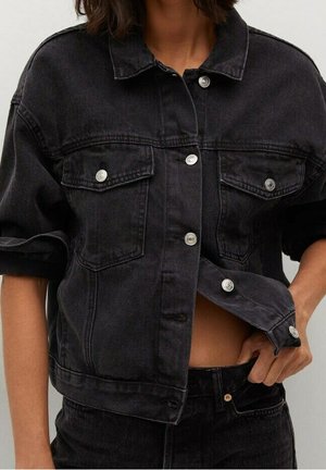 Veste en denim noir avec un fermeture à boutons, deux poches poitrine, des manches retroussées et une coupe courte. Tissu texturé avec des accents en métal argenté.