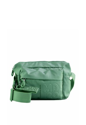 Sac bandoulière en tissu vert avec poche zippée à l'avant, sangle ajustable et texte en relief sur le panneau avant.