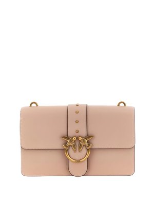 Borsa a mano in pelle rosa chiaro con fibbia dorata che presenta due uccelli rivolti l'uno verso l'altro su una chiusura a cerchio.