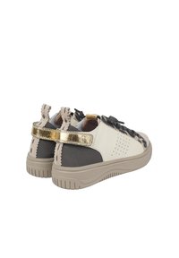 Sneakers met een mix van wit en grijs leer, en textiel met structuur. Heeft een gouden metallic hielband en decoratieve veters.