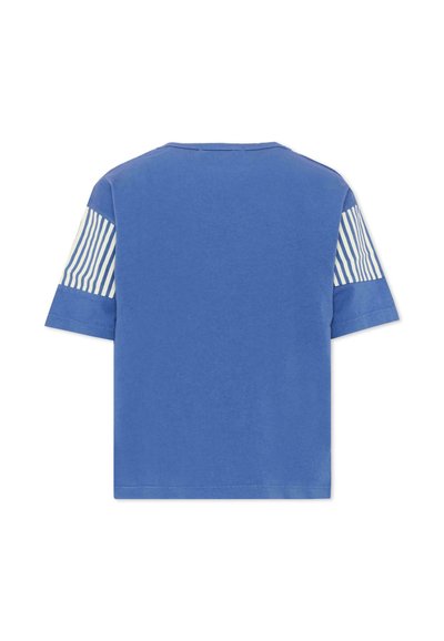 Chemise bleue à manches courtes avec des panneaux rayés verticaux blancs et bleus sur le haut des manches, vue de dos sur un fond blanc.