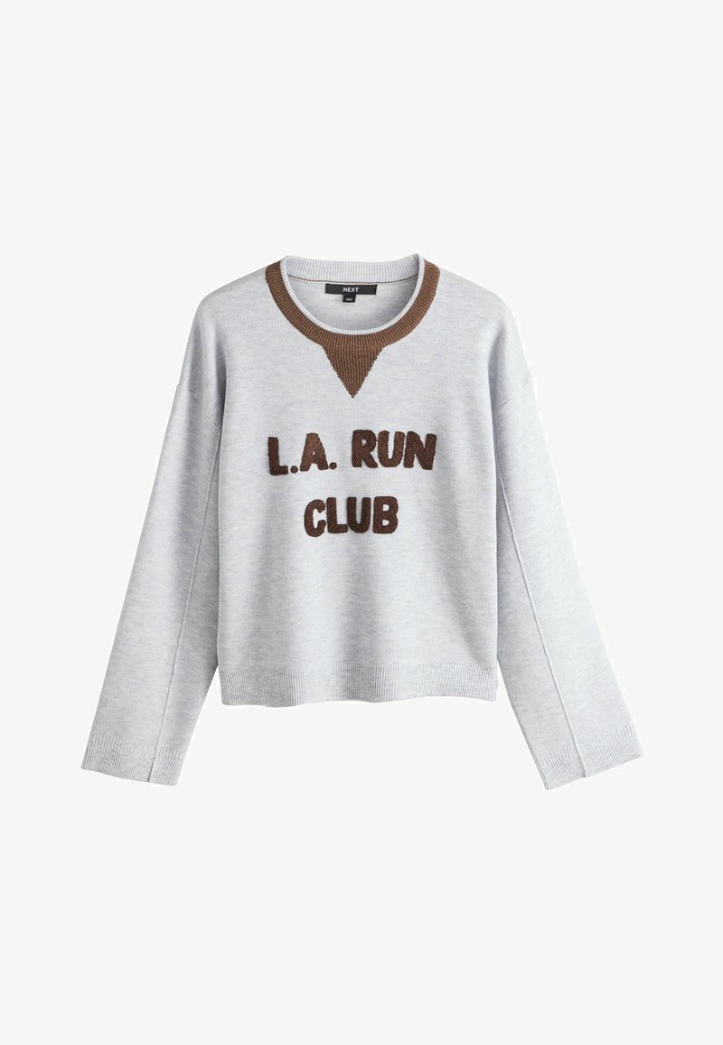Pull gris clair à manches longues avec col côtelé marron et "L.A. RUN CLUB" brodé en marron sur le devant.