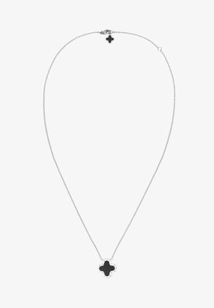 Collier chaîne en argent avec pendentif trèfle à quatre feuilles noir et petit charme assorti près du fermoir.