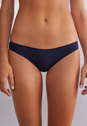 Braguitas de bikini azul marino con una tela lisa y elástica, con un corte de cintura baja y un diseño minimalista. Sin patrones visibles ni herrajes.