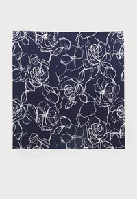 Marine farve stof med et hvidt blomsterkontur mønster, der inkluderer roser og grene. Glat tekstur med en rektangulær form.