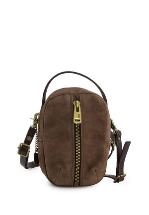 Petit sac bandoulière en daim marron avec fermeture éclair centrale en laiton, poignée supérieure et bandoulière en cuir réglable avec boucles en laiton.