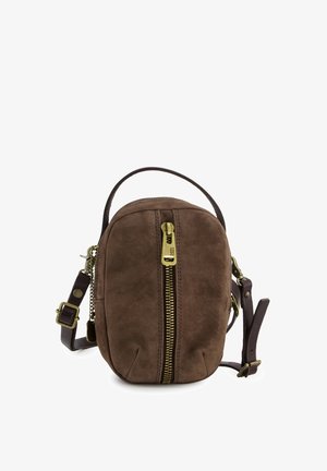 Kleine braune Wildleder-Umhängetasche mit zentralem Messing-Reißverschluss, oberem Griff und verstellbarem Lederschulterriemen mit Messingschnallen.