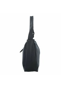 Schwarze Lederhandtasche mit einer strukturierten Oberfläche, rechteckiger Form und einem langen, flachen Tragriemen. Seitliche Reißverschlusstasche auf der Vorderseite sichtbar.