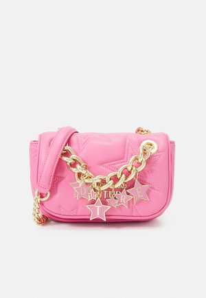 Sac à main matelassé rose avec étoiles embossées, bandoulière chaîne dorée, et breloques en forme d'étoile suspendues épelant « VOUTURE ».