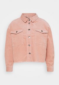 Kurtka ze sztruksu w delikatnym różowym kolorze, z kołnierzykiem, guzikami z przodu, dwoma kieszeniami na klatce piersiowej z klapkami oraz surowym wykończeniem dolnej krawędzi. Teksturowany, casualowy design.